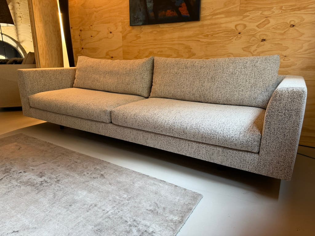 Montis Axel 4 zits 95x 260cm in ploeg stof showmodel 2025