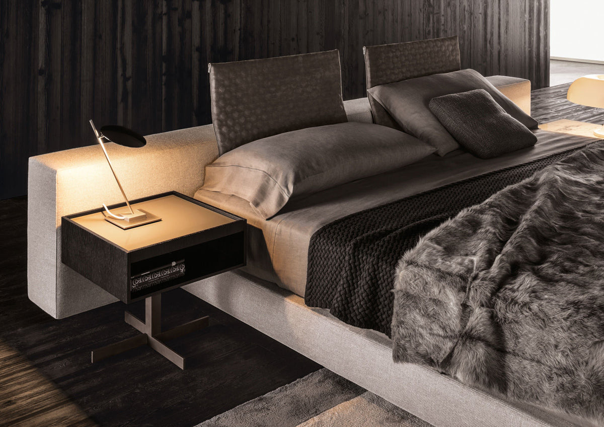 Minotti Yang Bed set (2 leather headrests & ottoman + 2 Minotti Close side tables) LP 2026 ā¬35,810.00