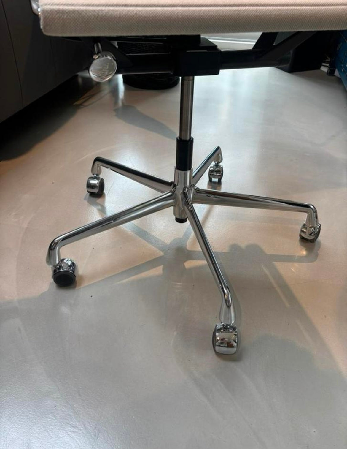 Vitra Eames EA17 verstelbare bureaustoel