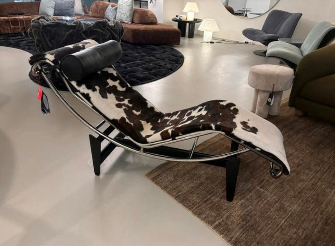 Original Cassina LC4 Ponyskin new incl. VAT & warranty