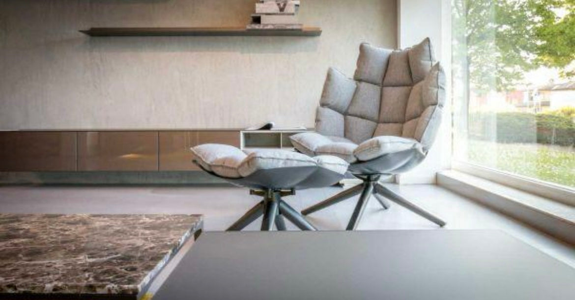 B&B Italia Husk Lounge chair + Ottoman stof cat. Astro 207