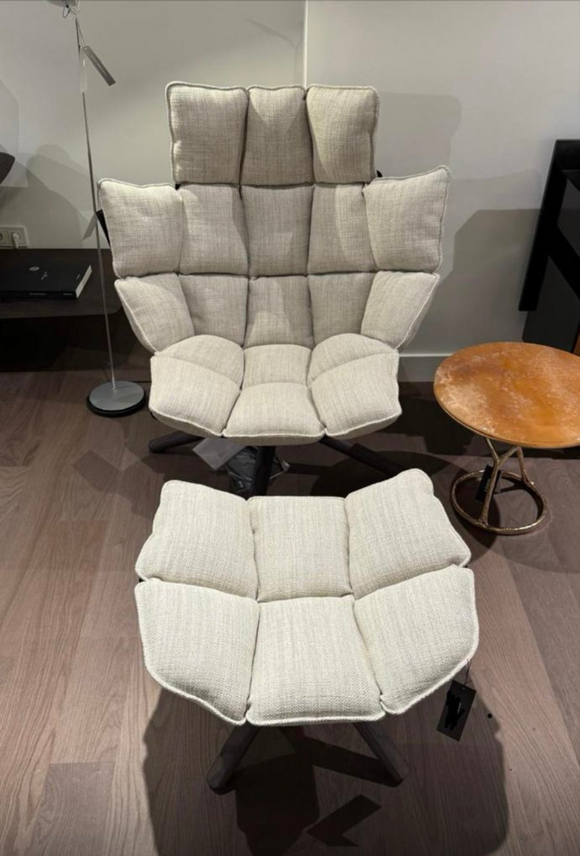 B&B Italia Husk Lounge chair + Ottoman stof cat. Astro 207
