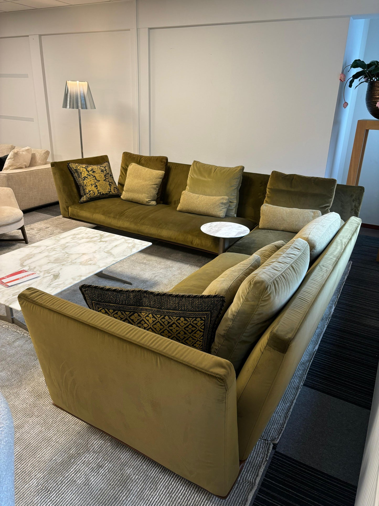 Flexform Evergreen 310x320cm in samtigem Moosgrün Ton-in-Ton