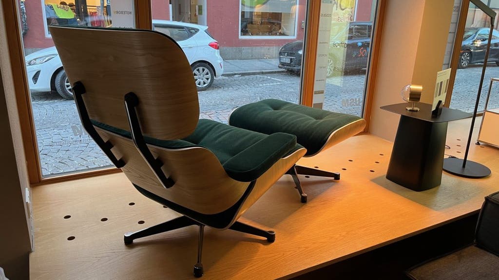 Vitra Lounge Chair XL en Ottoman – palissander en Calma stof – foto 8