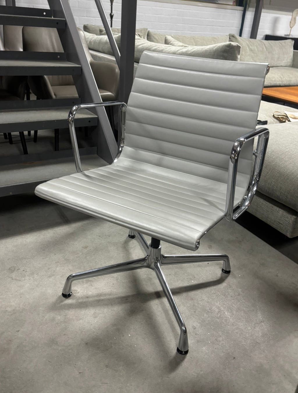 6 stuks Vitra EA 108 absolute nieuwstaat NP € 3.500,- p/st.