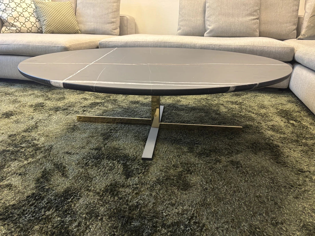 De kracht van ingetogen luxe. De Minotti Catlin salontafel in Sahara marmer