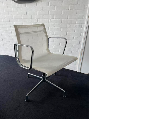 6 Vitra EA 108 stoelen Wit Netweave Chroom draaibaar