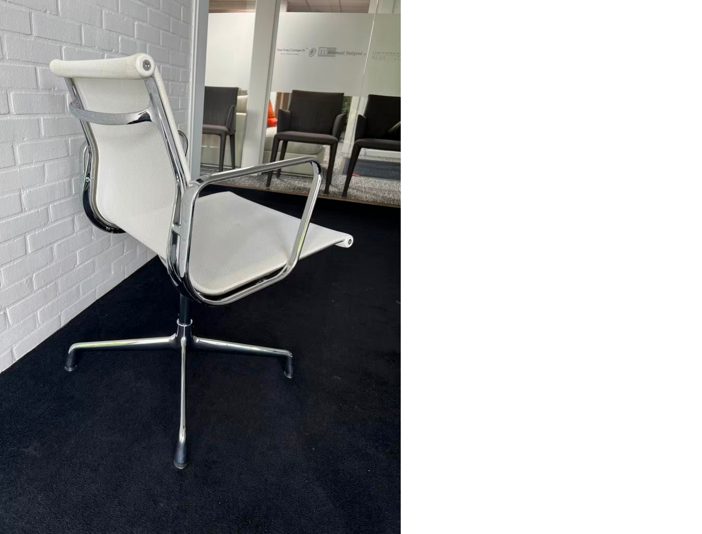 6 Vitra EA 108 Stühle Weiß Netweave Chrom drehbar