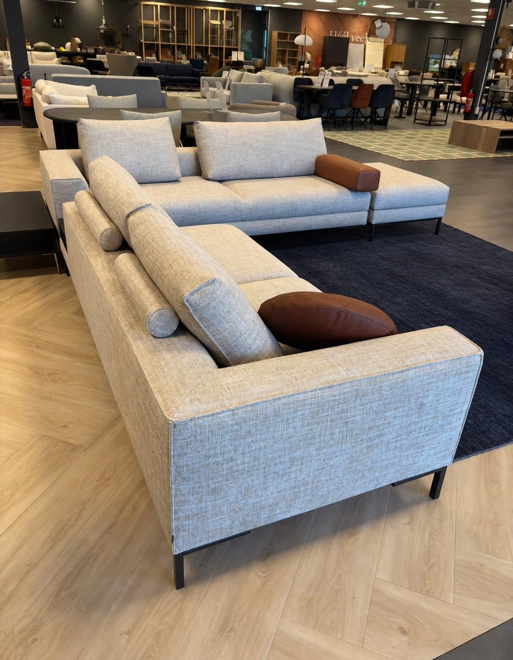 Design on Stock Aikon Lounge hoekbank – leren kussens en tafel – foto 4