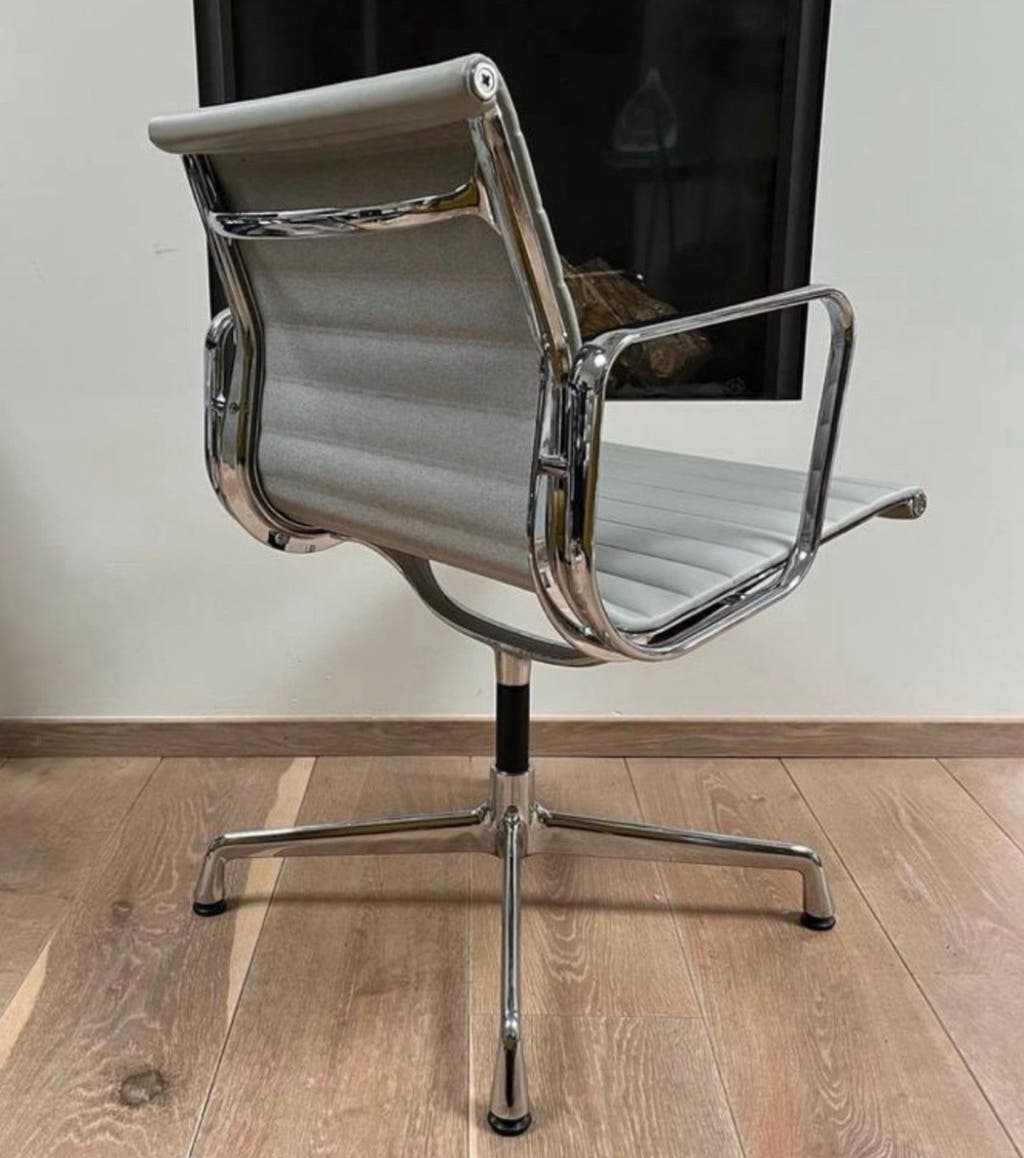 6 stuks Vitra EA 108 absolute nieuwstaat NP € 3.500,- p/st.