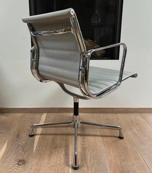 6 stuks Vitra EA 108 absolute nieuwstaat NP € 3.500,- p/st.