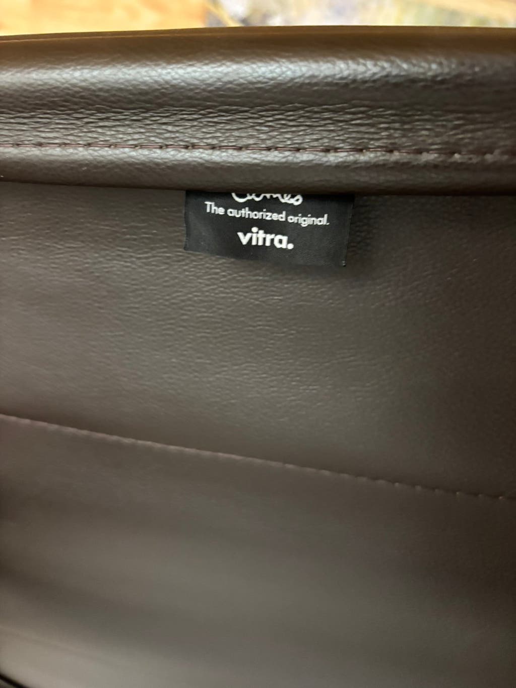 Vitra EA 222 fauteuil met EA 223 Ottoman – premium bruin leer – foto 3