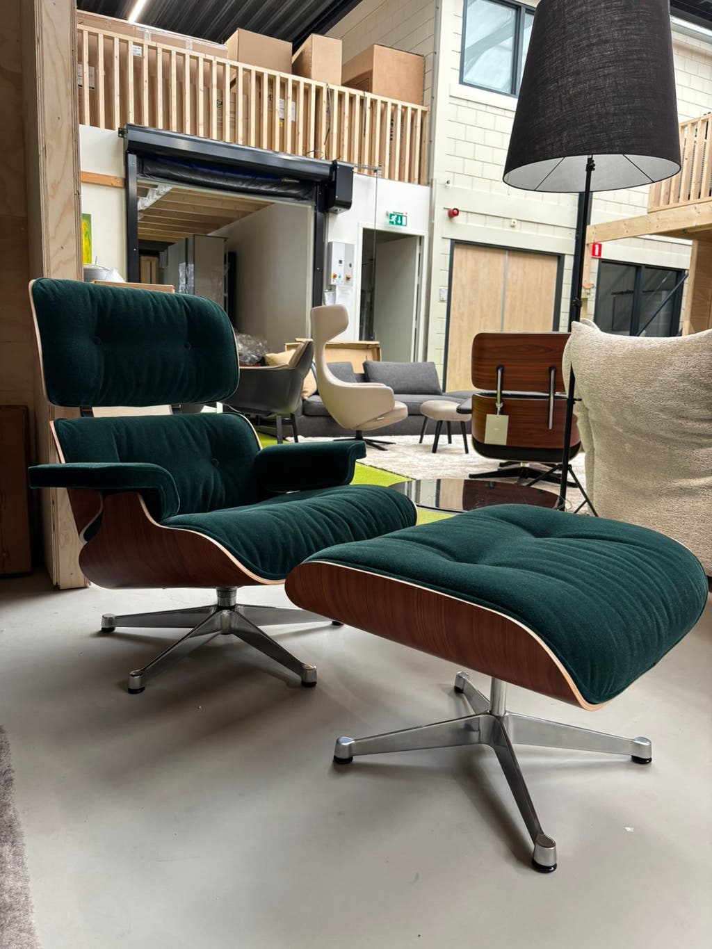 Vitra Lounge Chair XL en Ottoman – palissander en Calma stof – foto 4