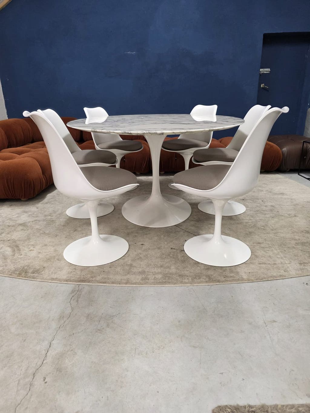 Knoll Saarinen Tulip eettafel met zes stoelen – foto 3