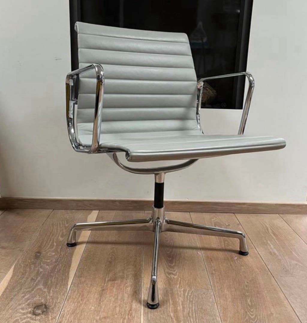 6 stuks Vitra EA 108 absolute nieuwstaat NP € 3.500,- p/st.
