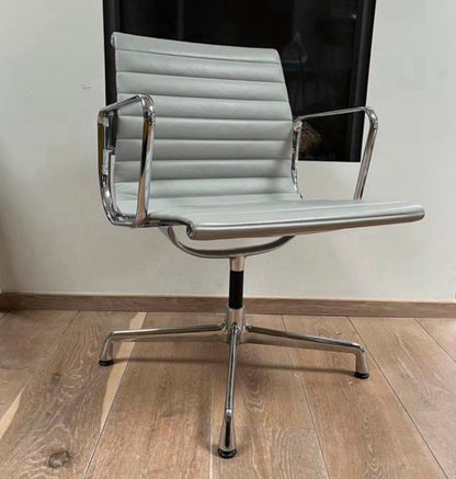 6 stuks Vitra EA 108 absolute nieuwstaat NP € 3.500,- p/st.