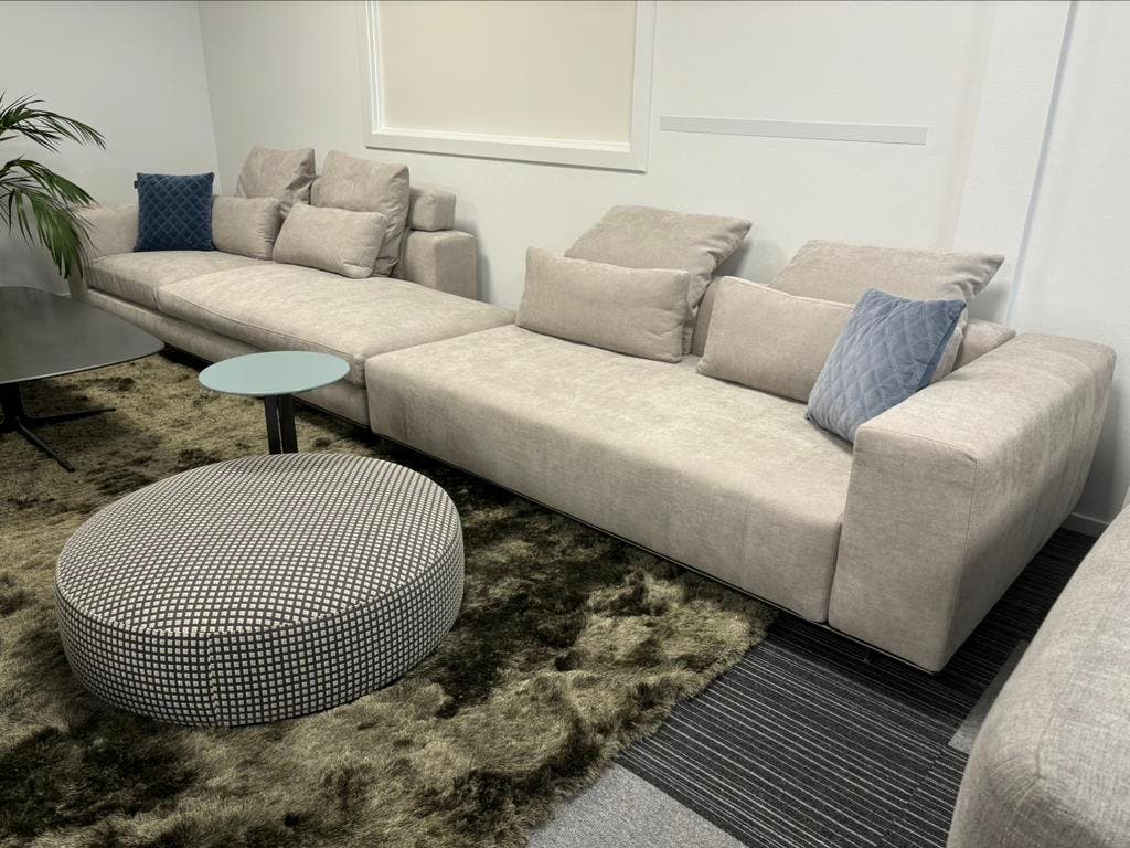 Minotti Freeman modulaire hoekbank – lichtgrijze stof – foto 5