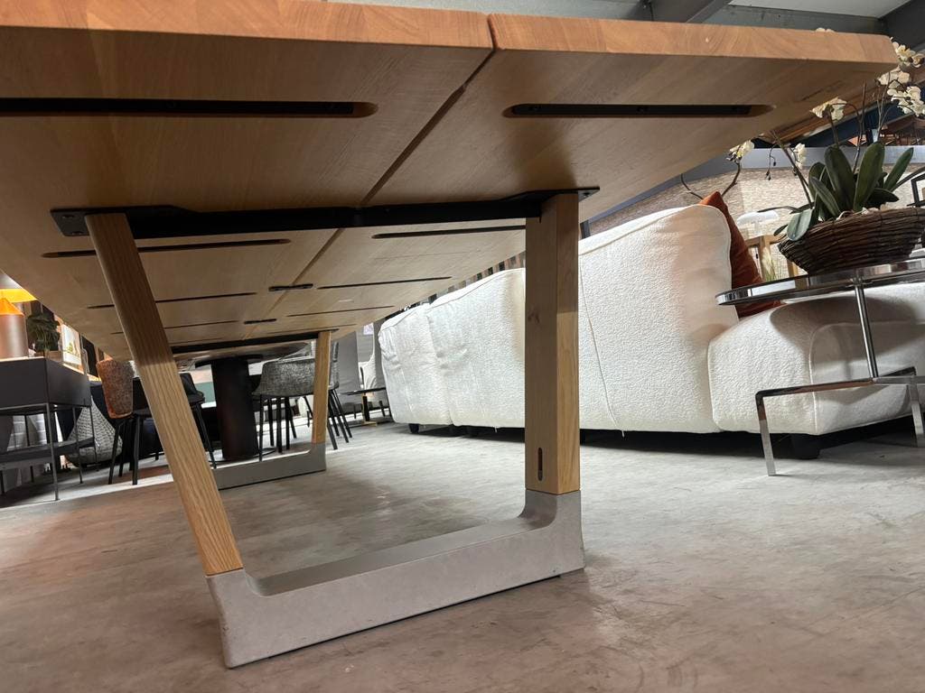 Arco Base eettafel – naturel eiken en beton, 100 × 280 cm – foto 2