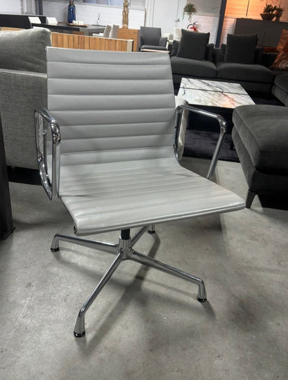 6 stuks Vitra EA 108 absolute nieuwstaat NP € 3.500,- p/st.