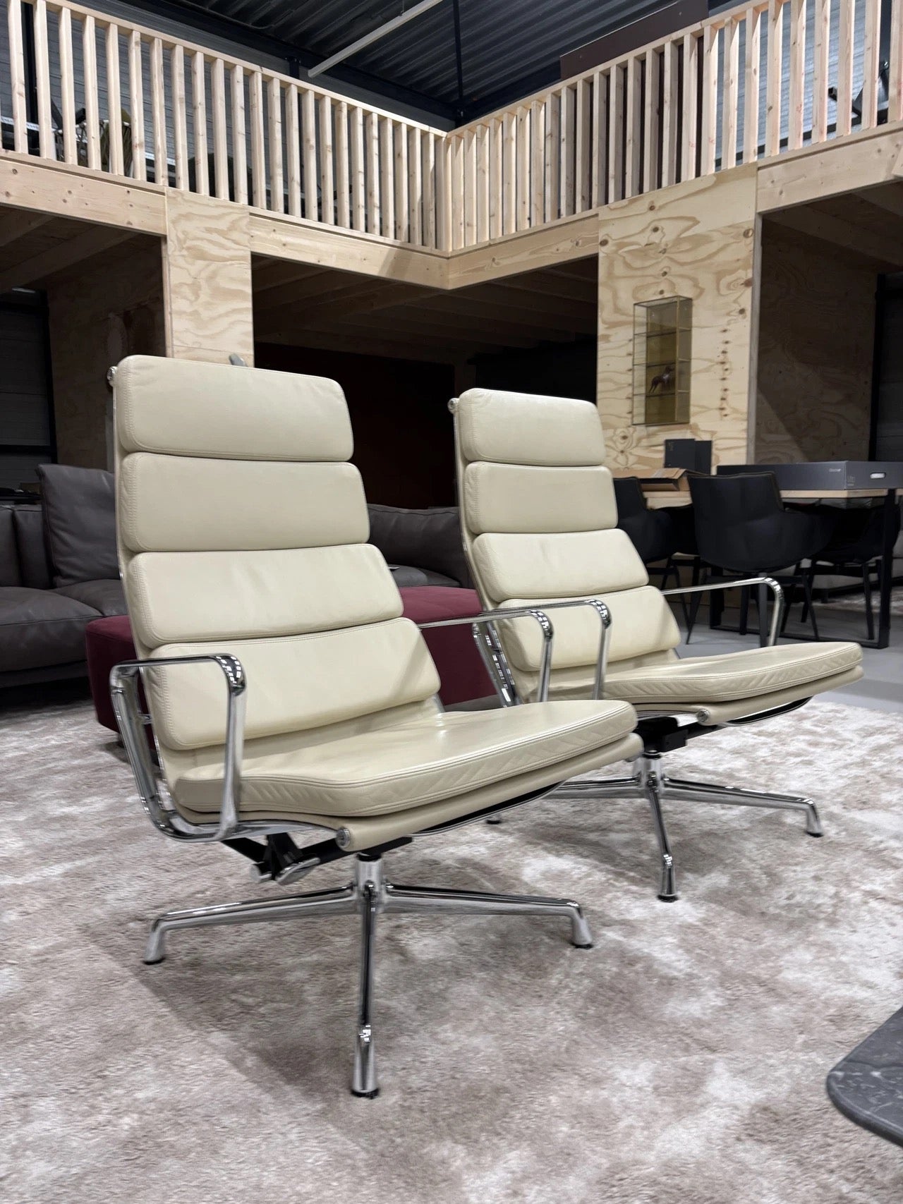 Vitra Eames Lounge Chair EA 222 Chroom In Volledig Leder Voor & Achter