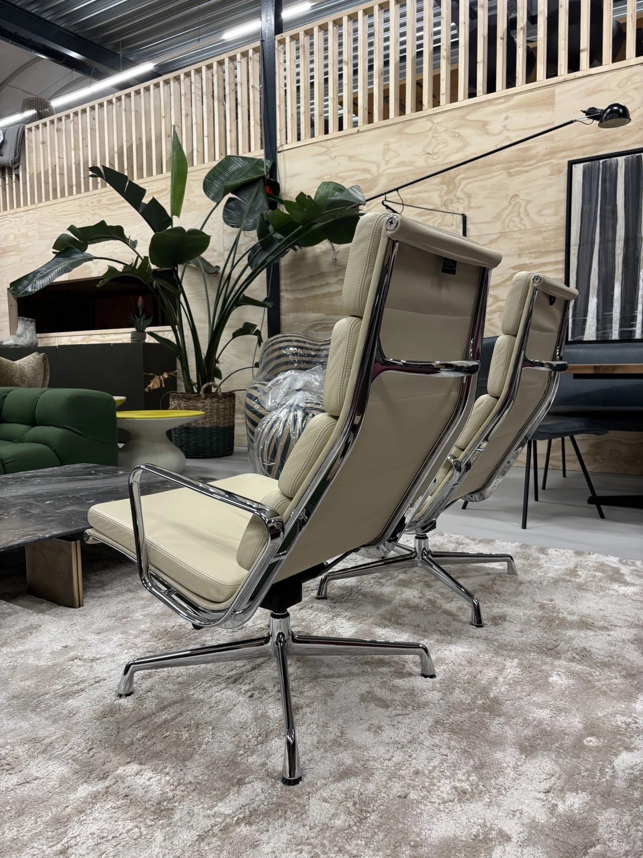 Vitra Eames Lounge Chair EA 222 Chroom In Volledig Leder Voor & Achter