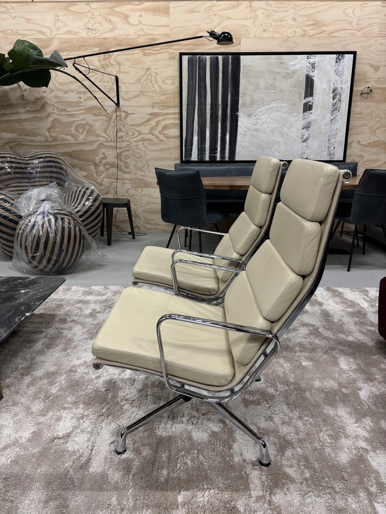 Vitra Eames Lounge Chair EA 222 Chroom In Volledig Leder Voor & Achter