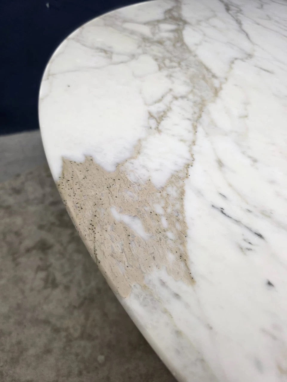 Poltrona Frau dining table 150cm Calacatta Oro marble