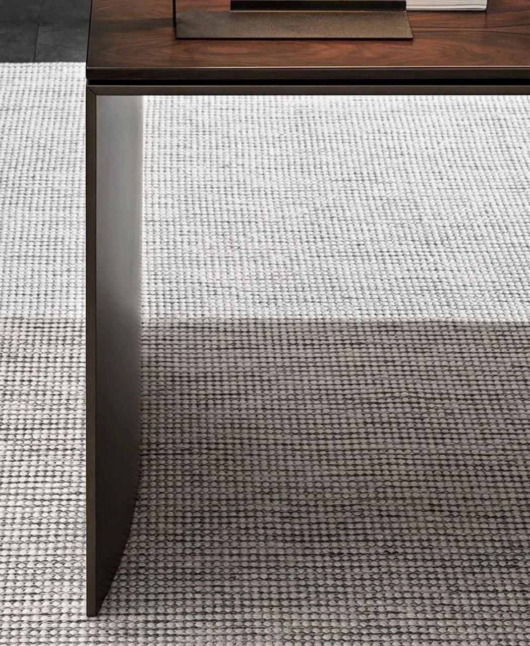 Minotti Linha Desk Studio Palisander Bronze show model 2024