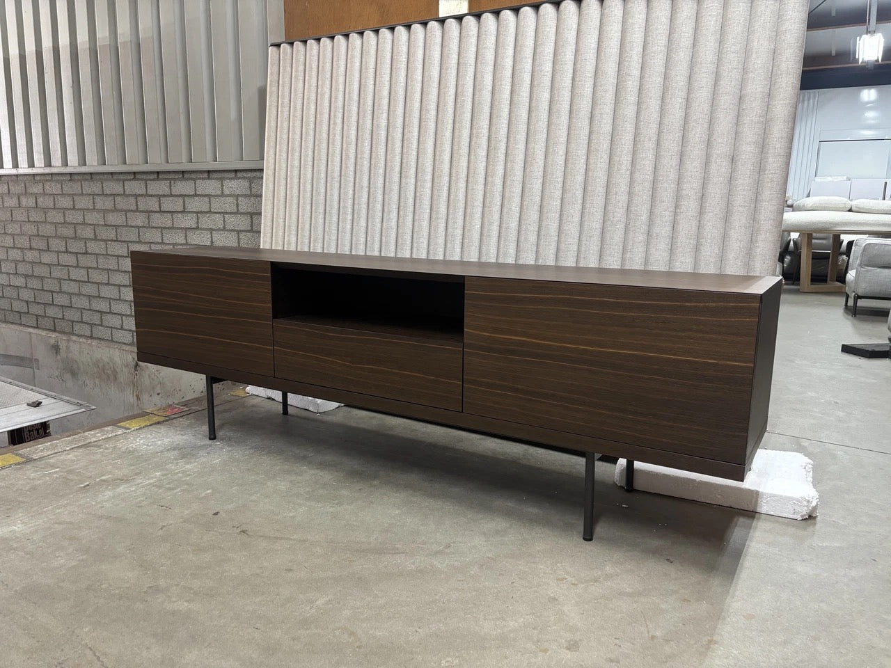 Minotti Linha Desk Studio Palisander Bronze show model 2024