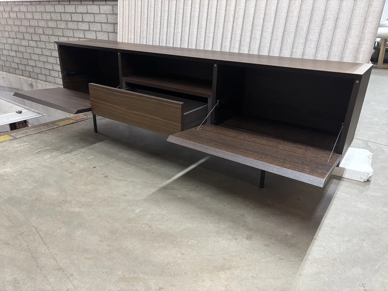 Minotti Linha Desk Studio Palisander Bronze show model 2024