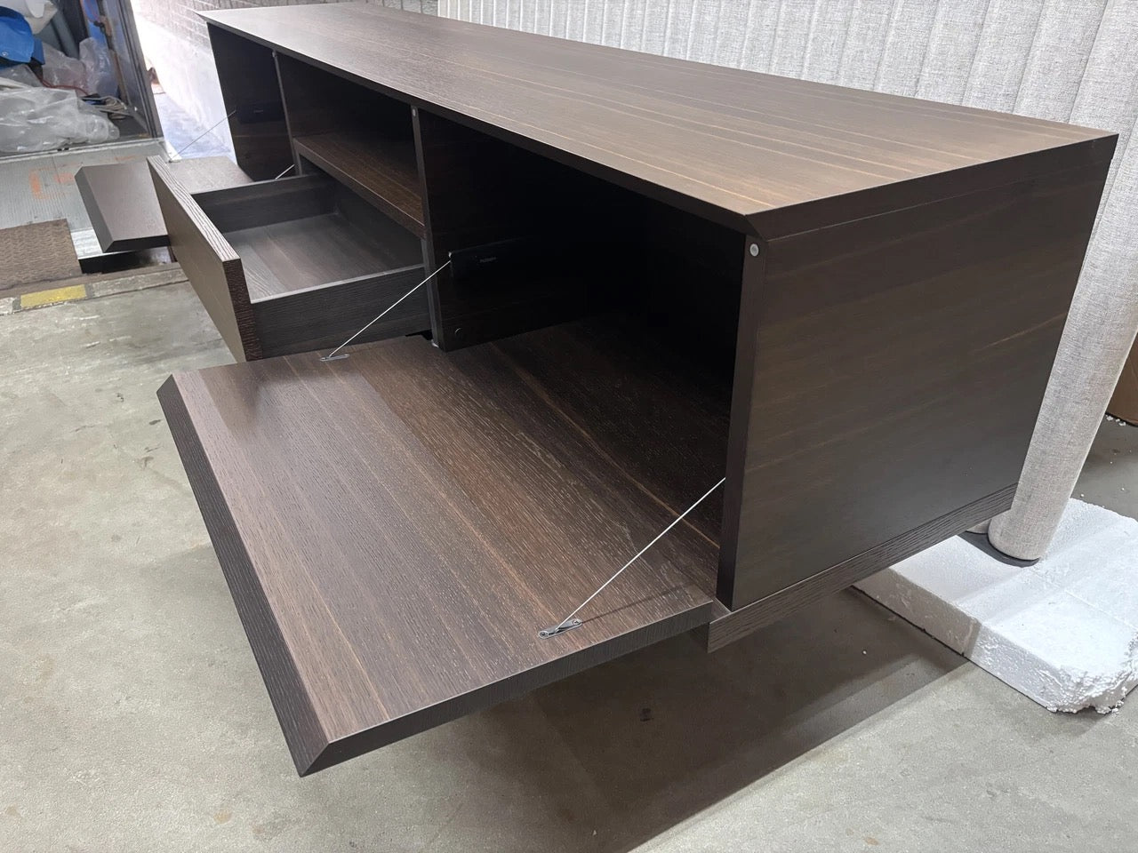 Minotti Linha Desk Studio Palisander Bronze show model 2024