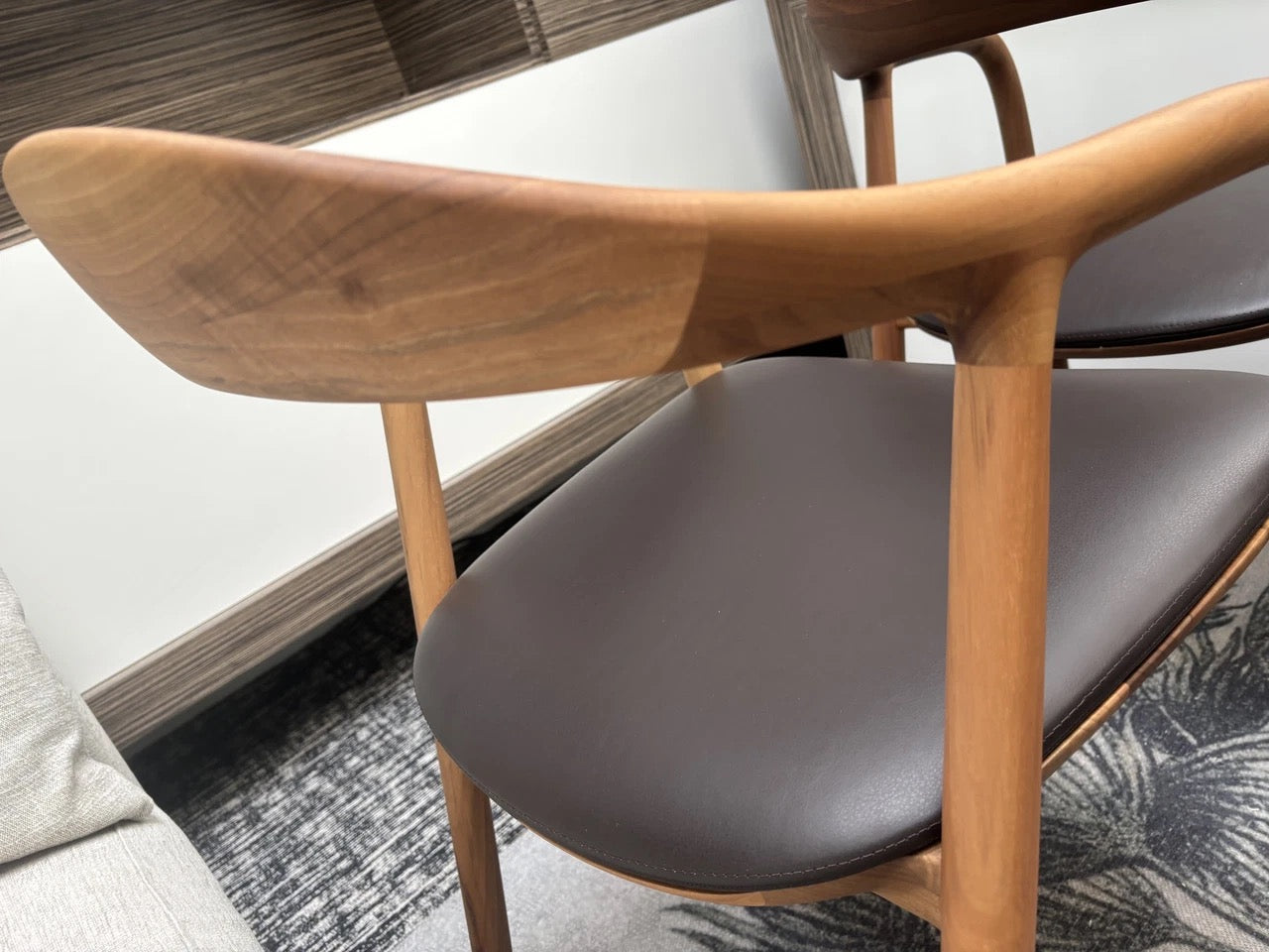 Artisan Neva Stoelen Walnoot Matte Lak ICM Zenith Leder