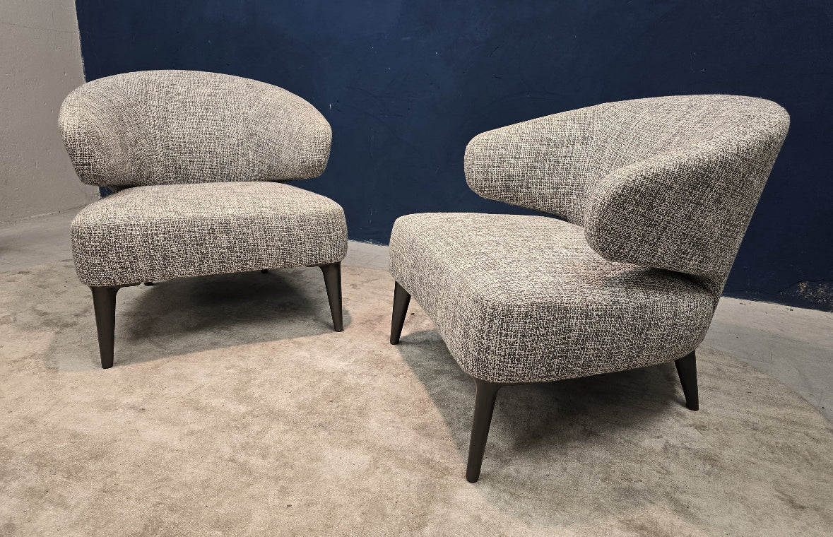 2 Minotti Aston armchairs in stof Cat G