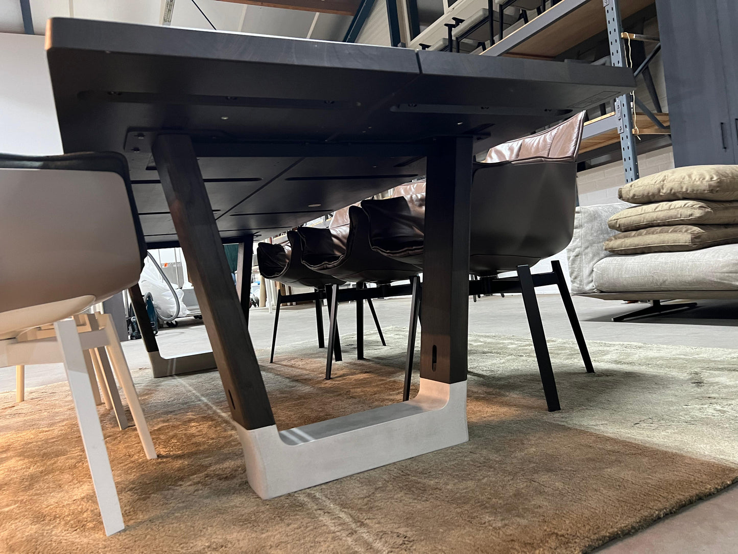 Arco Base tafel 100x280cm gerookt eiken betonnen voet