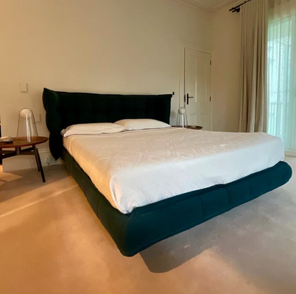 B&B italia husk italiaans design bed uitgevoerd in stof cat.A Adria mosgroen