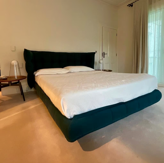 B&B italia husk italiaans design bed uitgevoerd in stof cat.A Adria mosgroen