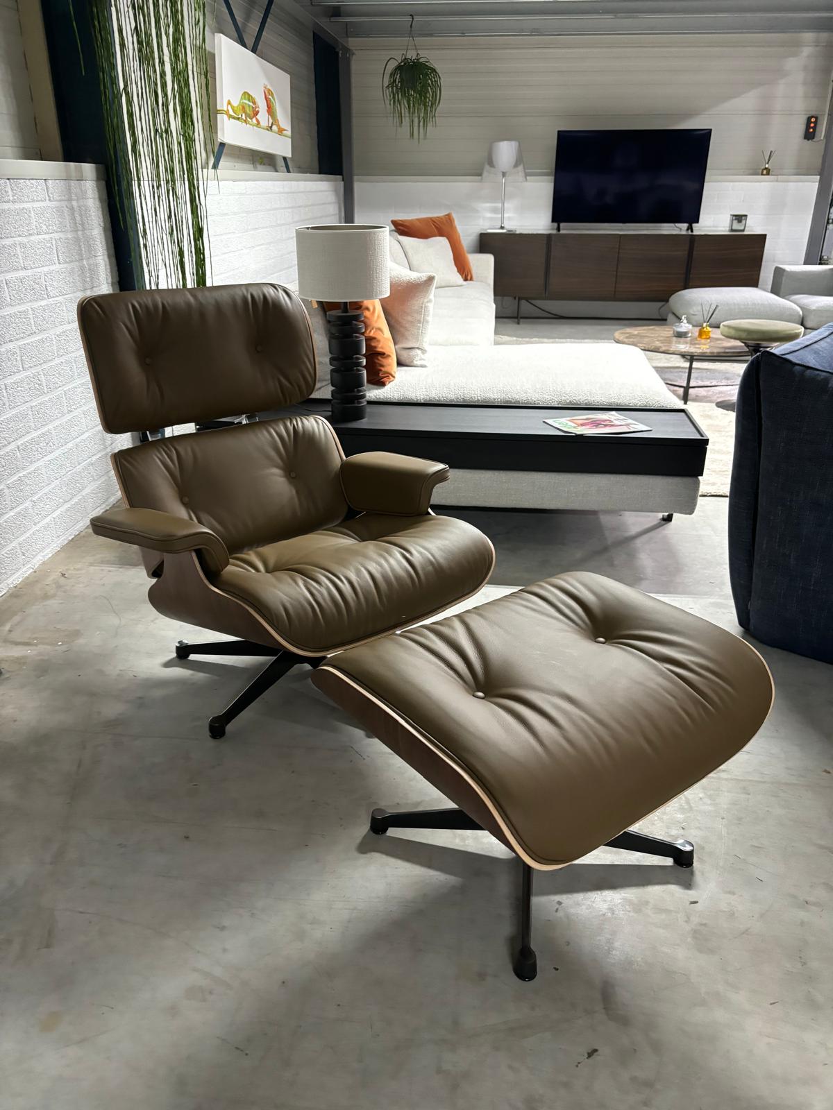 New Vitra Lounge Chair + Ottoman in premium. Sand Leather 2022