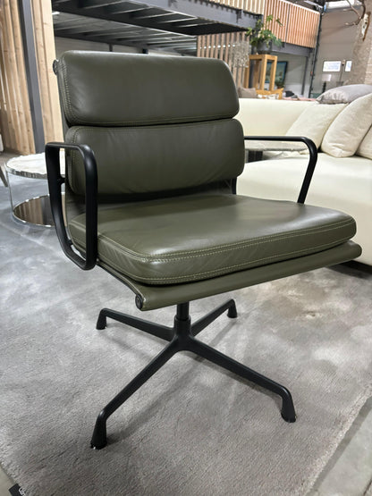 Vitra Eames EA 208 Kahki premium leder