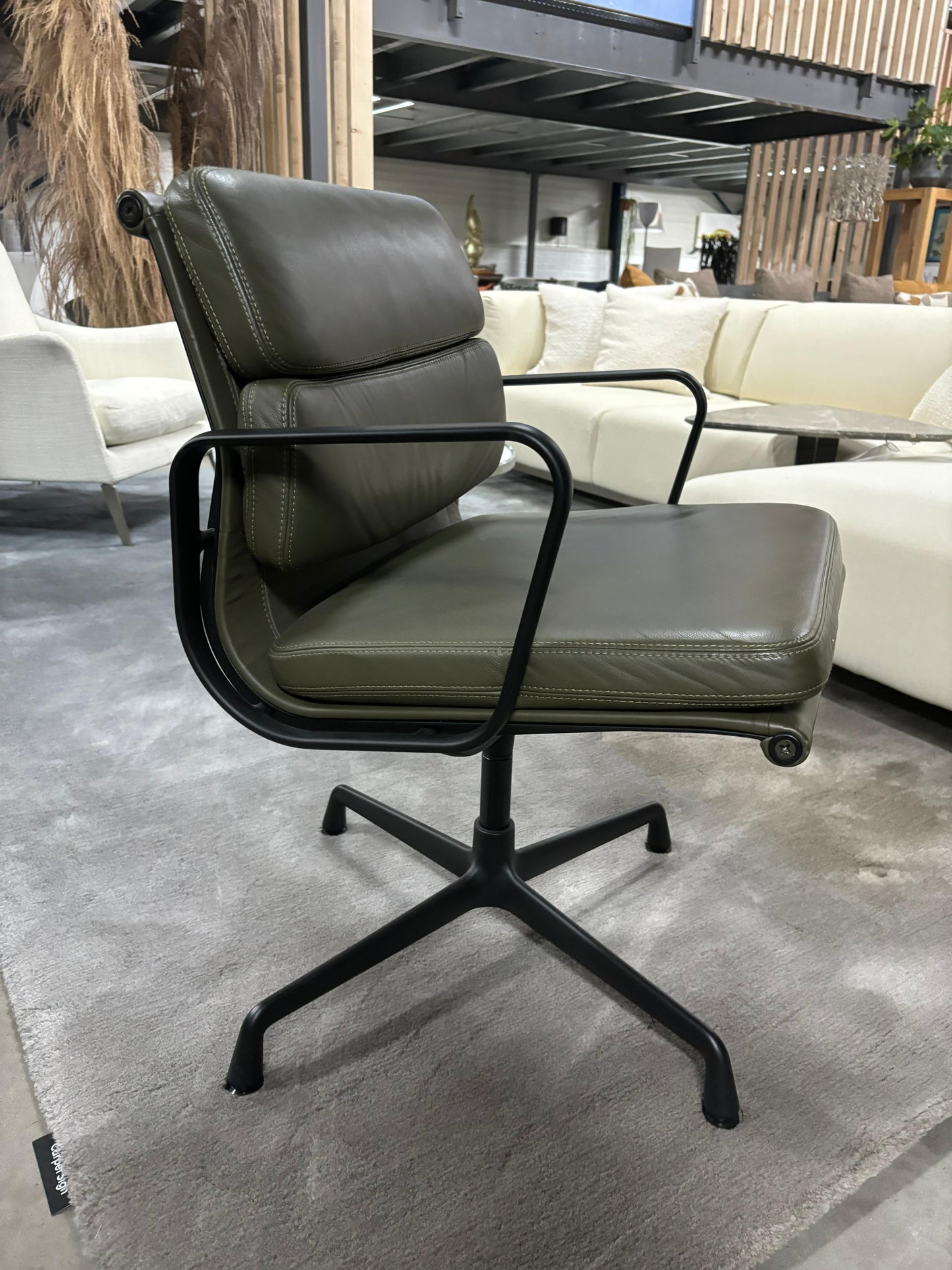 Vitra Eames EA 208 Kahki premium leder