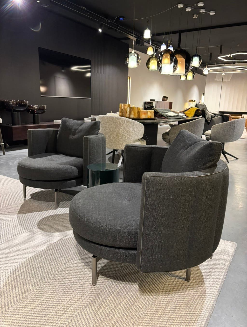 Minotti Torii Swivel fauteuils – Muschio stof en leren bies – foto 1
