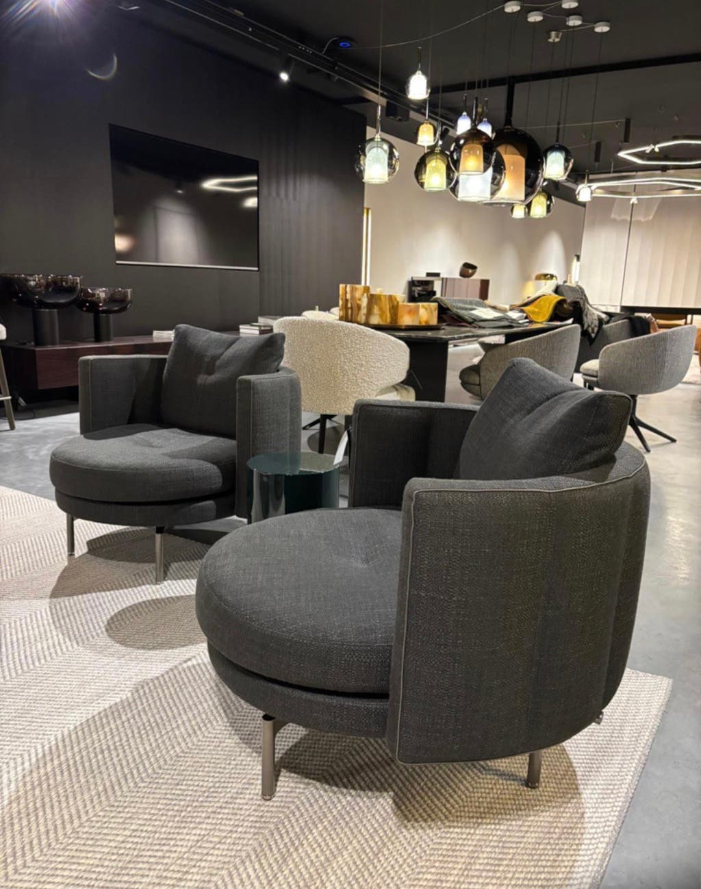 Minotti Torii Swivel fauteuils – Muschio stof en leren bies – foto 4