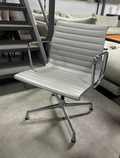 6 stuks Vitra EA 108 absolute nieuwstaat NP € 3.500,- p/st.